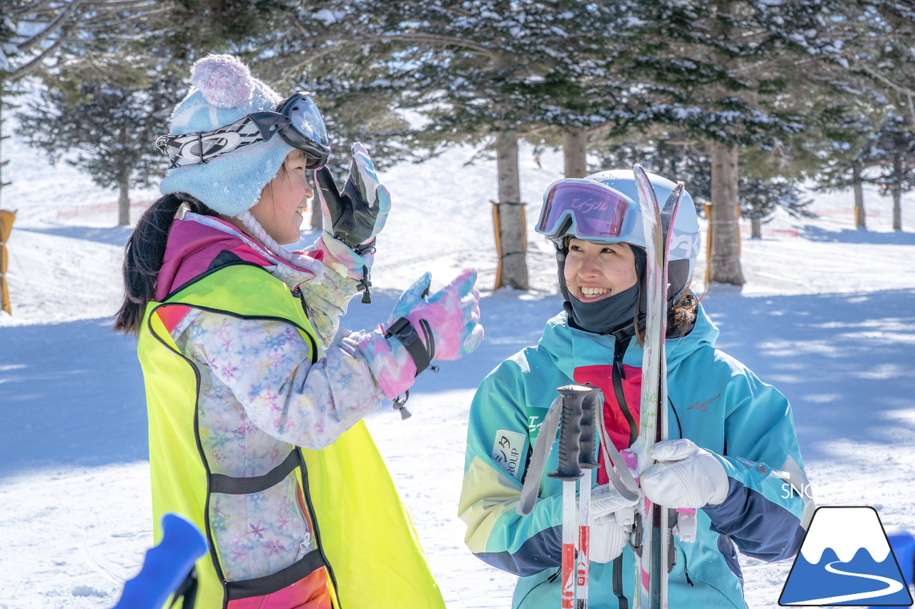 井山敬介さんと今年は秋元日菜子さんも一緒に、スキーをして、釜めしを食べて、思いっきり笑う！最高に幸せな１日が今年もやってきました(^^)v めもるホールディングス presents プロスキーヤー・井山敬介さんと行く『雪育ツアー』2025 in 恵庭｜ダイナスティスキーリゾート